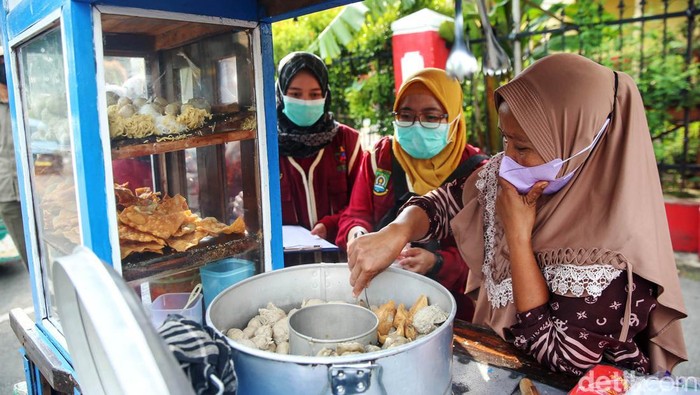Dinkes Cek Kandungan Takjil di Kota Tangerang Dinkes menggelar pengecekan kandungan dalam takjil di kawasan Kota Tangerang. Pengecekan itu untuk memastikan takjil yang dijual aman dikonsumsi.