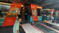 Deretan gerobak makanan ini bisa terlihat dari jalan umum.