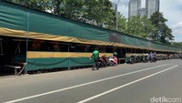 Penutup terpal panjang terlihat di bagian luar untuk menutup fasad gerobak makanan.