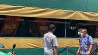 Kain kuning membuat konsumen yang makan di tempat (dine in) tidak terlihat dari jalan. Bagaimana menurut Anda? 