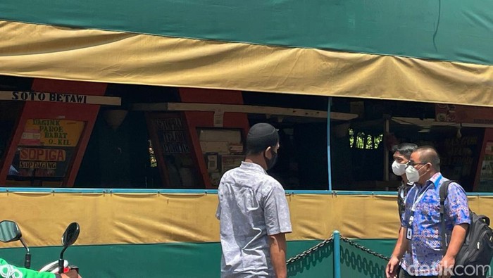 Duh, Warung Makan di Dukuh Atas Tidak Ditutup Tirai Warung makan di kawasan Dukuh Atas, Sudirman, Jakarta, Kamis (07/04/2022), terlihat tidak ditutup tirai. Ini foto-foto terkininya!