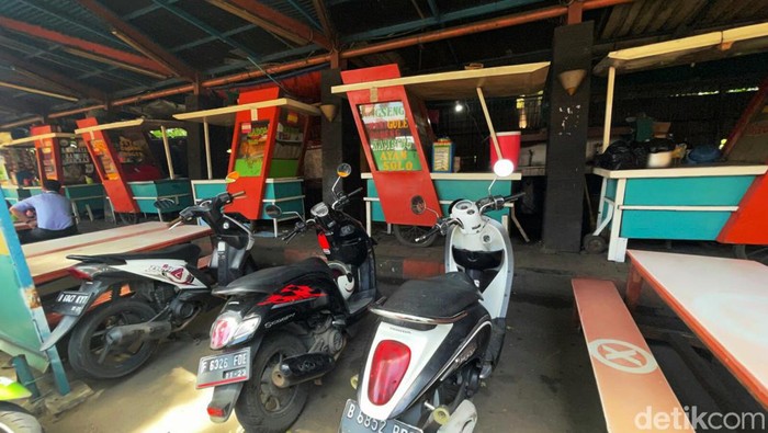 Duh, Warung Makan di Dukuh Atas Tidak Ditutup Tirai Warung makan di kawasan Dukuh Atas, Sudirman, Jakarta, Kamis (07/04/2022), terlihat tidak ditutup tirai. Ini foto-foto terkininya!