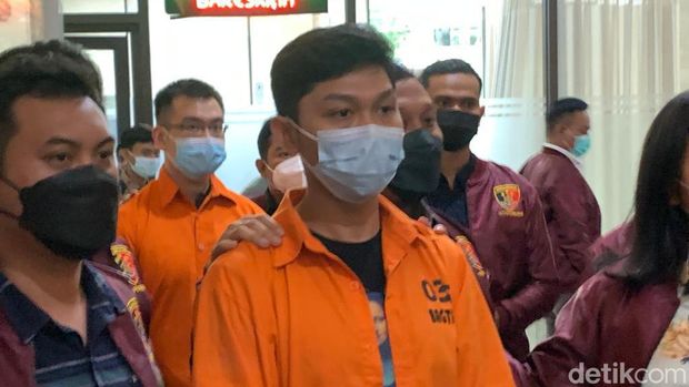 Fakarich dan Brian Edgar berbaju tahanan (Rakha Arlyanto Darmawan/detikcom)