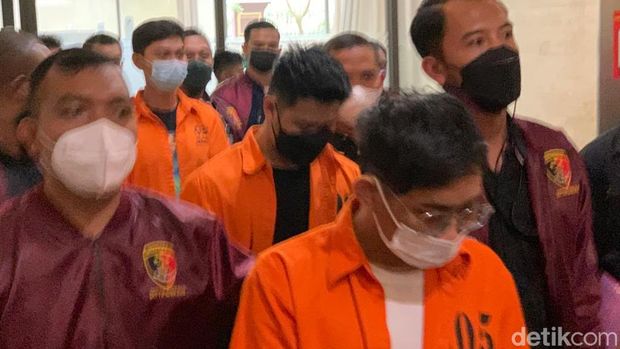 Fakarich dan Brian Edgar berbaju tahanan (Rakha Arlyanto Darmawan/detikcom)