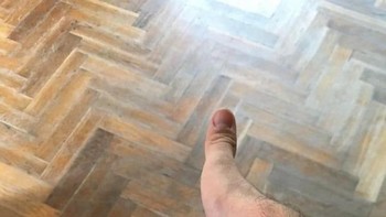 Di mana kaki pria di gambar? Foto: Reddit