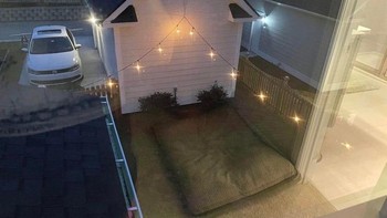 Pantulan dari dalam ruangan membuat halaman belakang punya bantal besar. Foto: Reddit
