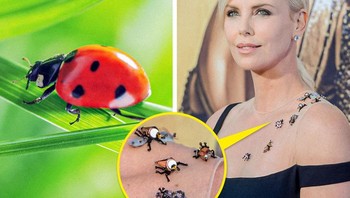 Gaun simple Charlize Theron yang memiliki tambahan motif hewan kepik. Foto: Brightside