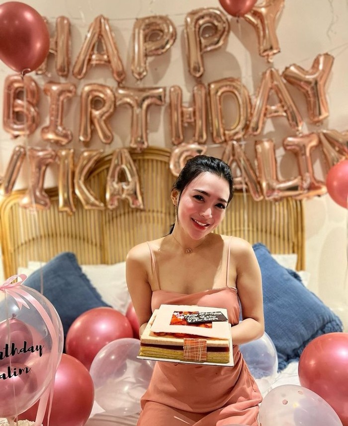 10 Pesona Wika Salim Saat Ngopi hingga Minum Kelapa di Pinggir Kolam