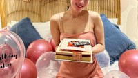Pada perayaan ulang tahunnya yang lalu Wika Salim mendapatkan pesta kejutan dari kerabatnya. Sekotak kue yang manis terlihat dipegang oleh Wika Salim dengan ucapan ulang tahun yang manis. Foto: Instagram/wikasalim