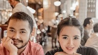 Di luar pekerjaannya sebagai penyanyi, Wika Salim ternyata seorang foodies yang hobi kulineran. Dirinya seringkali mengajak serta sahabatnya untuk menyantap makanan enak bersama. Foto: Instagram/wikasalim