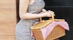 10 Pesona Wika Salim Saat Ngopi hingga Minum Kelapa di Pinggir Kolam