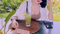 Wika Salim paling senang menikmati minuman segar di alam terbuka. Dirinya bahkan memilih tempat duduk di tepi sawah untuk menikmati jus yang dipesannya. Foto: Instagram/wikasalim