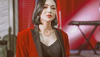 Sosok Wika Salim dikenal sebagai penyanyi cantik bersuara emas. Spesialis membawakan lagu dangdut, banyak penggemarnya yang terpikat pada suara Wika Salim. Foto: Instagram/wikasalim
