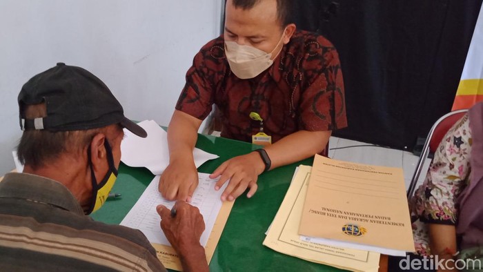 Warga Klaten menandatangani persetujuan besaran ganti rugi proyek jalan tol Solo-Jogja, Kamis (7/4/2022).