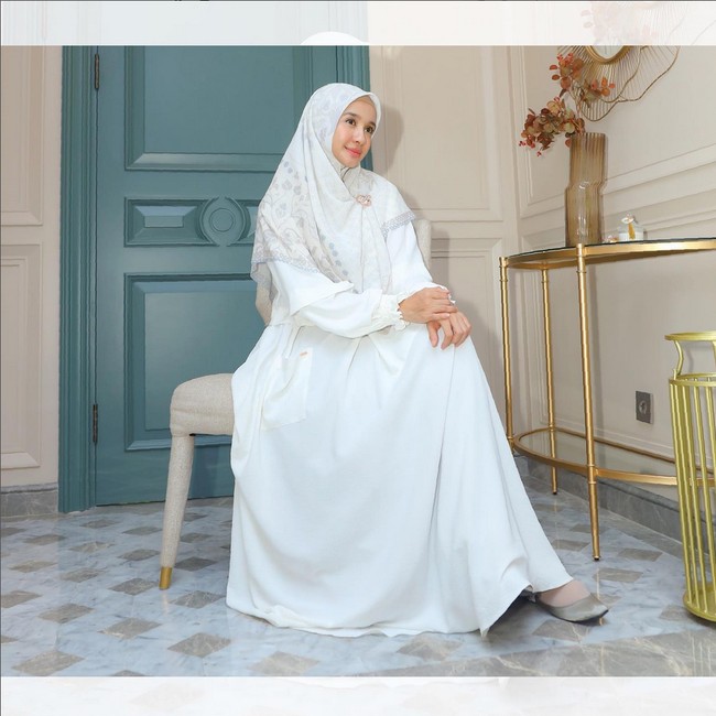 Hari Raya Idul Fitri 2022 identik dengan warna putih, wanita yang lahir pada 24 Februari 1988 di Bandung, Jawa Barat itu mengenakan hijab motif dipadu dengan dress warna putih. Bella memakai hijab segi empat motif warna putih yang dibentuk syar’i, dilengkapi dengan brooch cantik. Foto: Dok. Instagram @lbylcb.