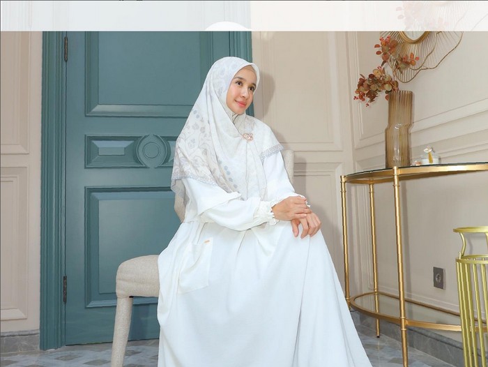 Gaya hijab Laudya Cynthia Bella.