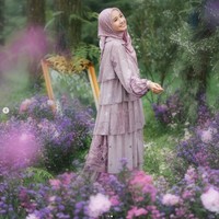 Long dress ruffle juga menjadi incaran hijabers saat menyambut Hari Raya Idul Fitri. Bella memakai long dress ruffle bahan chiffon print, dipadu dengan hijab segi empat motif. Kamu bisa menambahkan belt untuk membentuk bagian pinggang.  Foto: Dok. Instagram @laudyacynthiabella.
