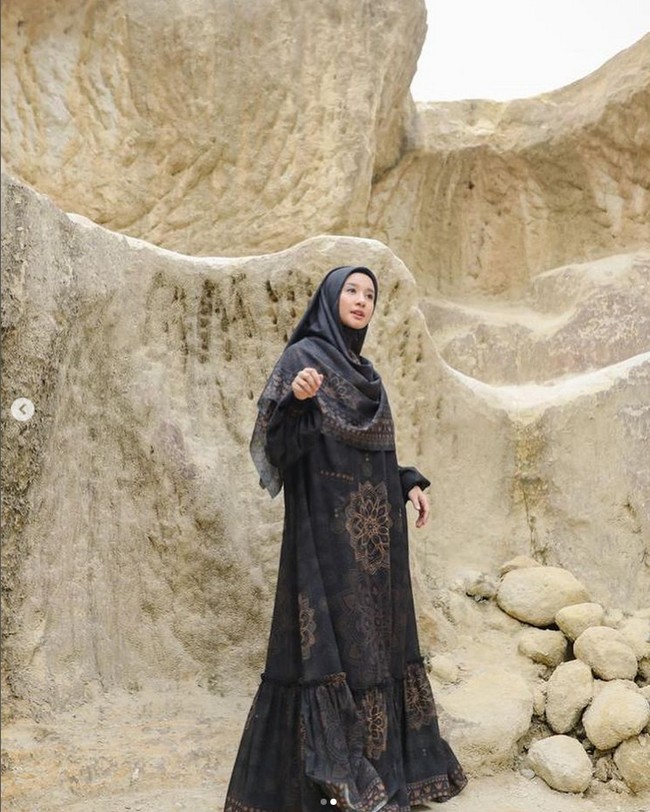 Laudya Cynthia Bella yang mengawali karier di dunia entertaiment sebagai bintang iklan dan model majalah remaja itu, tak hanya identik dengan warna pastel. Ia pernah mengunggah foto OOTD dengan memakai dress motif hitam.  Foto: Dok. Instagram @laudyacynthiabella.