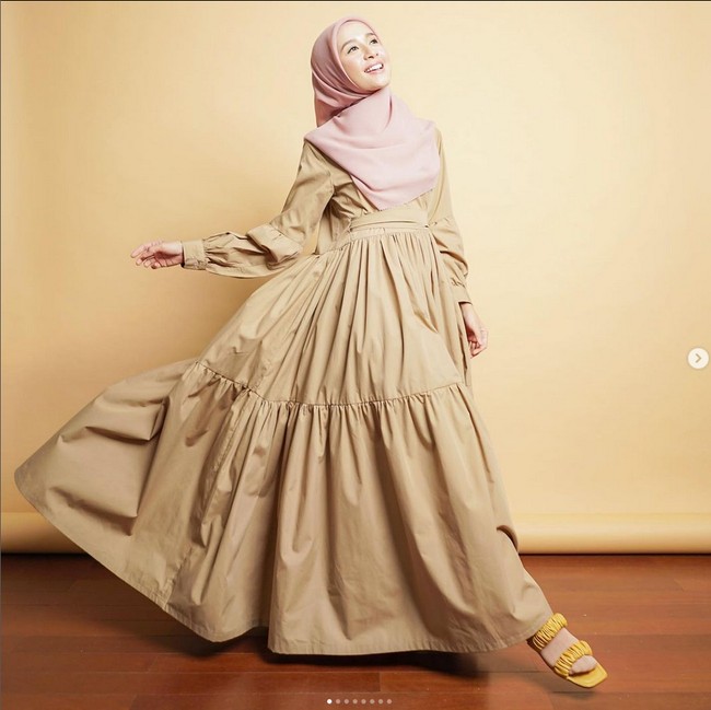 Dress polos juga bisa kamu padu padankan dengan hijab polos atau motif. Dalam foto ini, Bella memadukan dress polos warna nude dengan hijab polos warna pastel pink. Foto: Dok. Instagram @laudyacynthiabella.