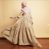 Dress polos juga bisa kamu padu padankan dengan hijab polos atau motif. Dalam foto ini, Bella memadukan dress polos warna nude dengan hijab polos warna pastel pink. Foto: Dok. Instagram @laudyacynthiabella.