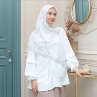 Bosan dengan dress, gamis atau tunik saat Lebaran? Gaya pemeran utama film Dealova ini yang feminin dengan blouse putih ini bisa jadi inspirasi. Bella memadukannya dengan hijab motif warna putih menutupi bagian dada dilengkapi dengan brooch. Foto: Dok. Instagram @lbylcb.