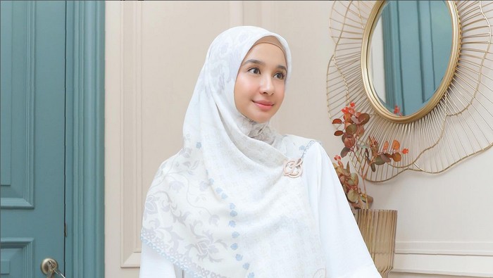 Gaya hijab Laudya Cynthia Bella.
