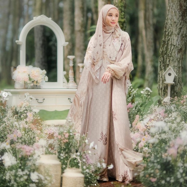 Ciri khas penampilan Laudya Cynthia Bella bernuansa pastel dan mengenakan gamis. Seperti dalam foto ini, ia terlihat memesona dengan clothing brand miliknya @lbylcb. Kamu bisa memadukan hijab motif yang senada dengan outif Lebaran. Foto: Dok. Instagram @lbylcb.