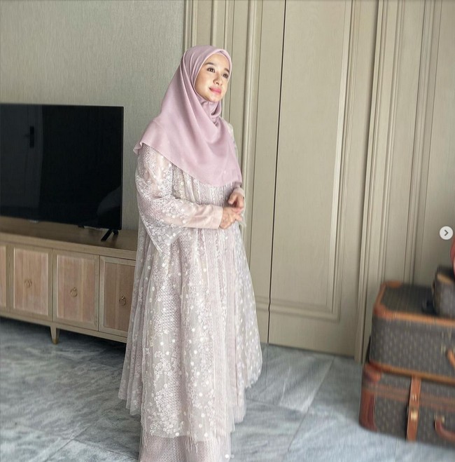 Hari Raya Idul Fitri juga identik dengan dress lace dan brukat. Gaya Bella dengan dress paduan lace dan brukat warna cream bisa jadi inspirasi. Laudya Cynthia Bella mengenakan hijab segi empat warna pastel pink yang menjadi andalannya sehari-hari. Foto: Dok. Instagram @laudyacynthiabella.