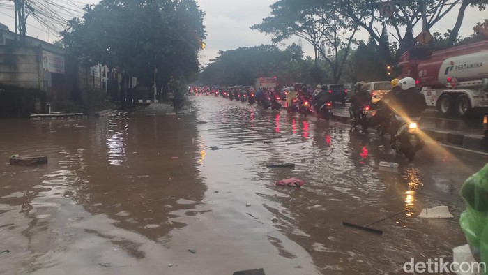 Genangan dari Tol Air Gedebage meluber ke jalan