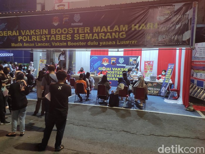 Gerai vaksinasi di Simpang Lima, Semarang, Rabu (7/4/2022) malam.