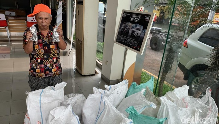 H Endang (62) pengusaha jembatan perahu yang viral membeli mobil pajero dengan uang koin.