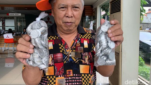 H Endang (62) pengusaha jembatan perahu yang viral membeli mobil pajero dengan uang koin.