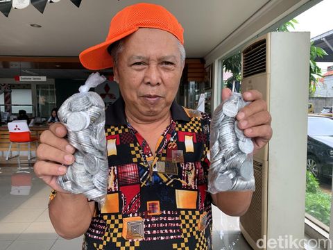 H Endang (62) pengusaha jembatan perahu yang viral membeli mobil pajero dengan uang koin.