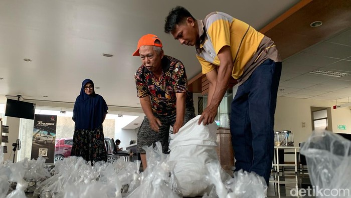 H Endang (62) pengusaha jembatan perahu yang viral membeli mobil pajero dengan uang koin.