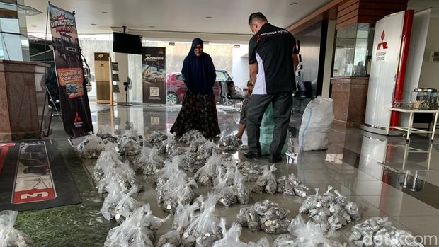 H Endang (62) pengusaha jembatan perahu yang viral membeli mobil pajero dengan uang koin.