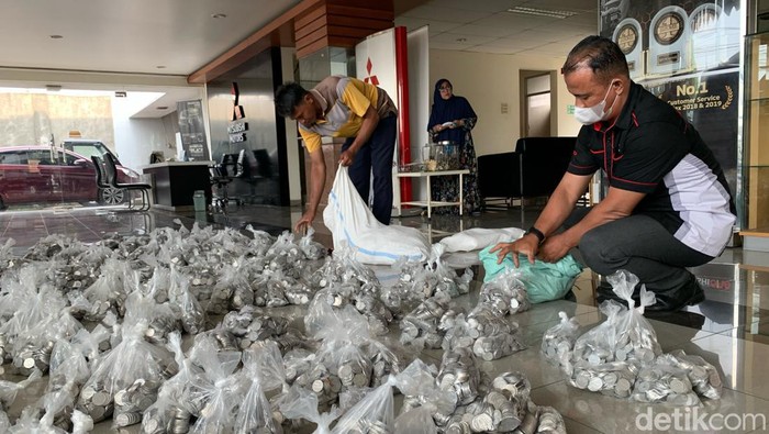 H Endang (62) pengusaha jembatan perahu yang viral membeli mobil pajero dengan uang koin.