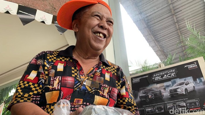 H Endang (62) pengusaha jembatan perahu yang viral membeli mobil pajero dengan uang koin.