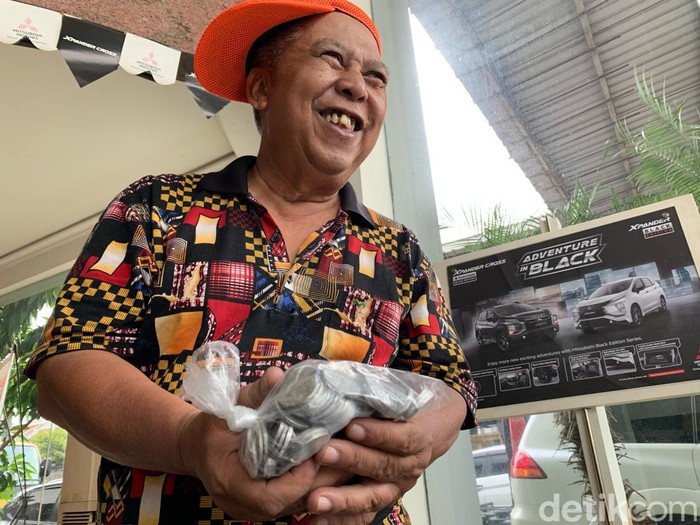 H Endang (62) pengusaha jembatan perahu yang viral membeli mobil pajero dengan uang koin.