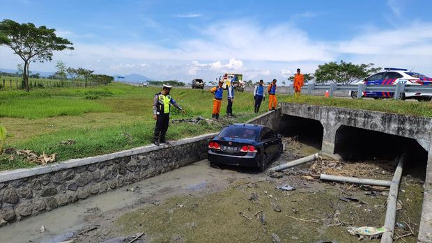 Honda Civic yang ditumpangi Anggota DPRD Kota Kediri yang oleng lalu terbang masuk parit di Tol Madiun.
