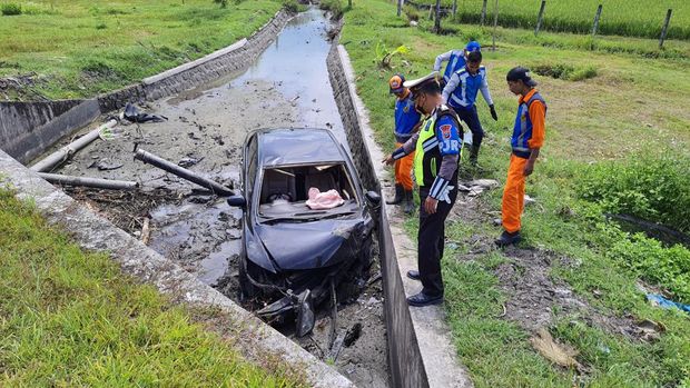 Honda Civic yang ditumpangi Anggota DPRD Kota Kediri yang oleng lalu terbang masuk parit di Tol Madiun.