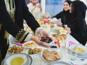 Batalkah Puasa jika Berbuka tapi Salah Lihat Jam?