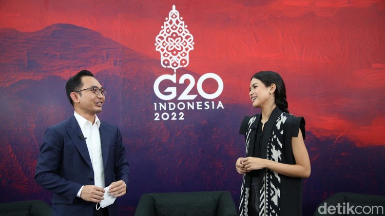 Juru Bicara Pemerintah untuk Presidensi G20 Maudy Ayunda bersama Juru Bicara Kementerian Komunikasi dan Informatika Dedy Permadi memberikan keterangan saat konferensi pers di Kantor Kementerian Komunikasi dan Informatika, Jakarta, Kamis (7/4/2022). Dalam konferensi pers tersebut Kominfo memperkenalkan Maudy Ayunda sebagai Juru Bicara Pemerintah untuk Presidensi G20.