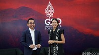 Juru Bicara Pemerintah untuk Presidensi G20 Maudy Ayunda bersama Juru Bicara Kementerian Komunikasi dan Informatika Dedy Permadi memberikan keterangan saat konferensi pers di Kantor Kementerian Komunikasi dan Informatika, Jakarta, Kamis (7/4/2022). Dalam konferensi pers tersebut Kominfo memperkenalkan Maudy Ayunda sebagai Juru Bicara Pemerintah untuk Presidensi G20.