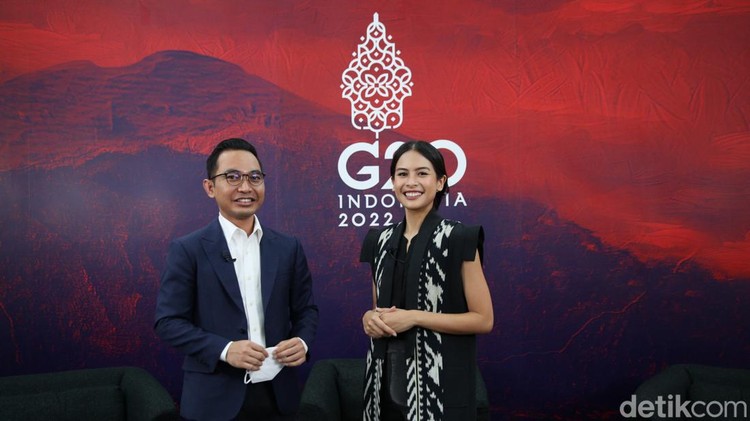 Juru Bicara Pemerintah untuk Presidensi G20 Maudy Ayunda bersama Juru Bicara Kementerian Komunikasi dan Informatika Dedy Permadi memberikan keterangan saat konferensi pers di Kantor Kementerian Komunikasi dan Informatika, Jakarta, Kamis (7/4/2022). Dalam konferensi pers tersebut Kominfo memperkenalkan Maudy Ayunda sebagai Juru Bicara Pemerintah untuk Presidensi G20.