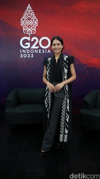 Juru Bicara Pemerintah untuk Presidensi G20 Maudy Ayunda bersama Juru Bicara Kementerian Komunikasi dan Informatika Dedy Permadi memberikan keterangan saat konferensi pers di Kantor Kementerian Komunikasi dan Informatika, Jakarta, Kamis (7/4/2022). Dalam konferensi pers tersebut Kominfo memperkenalkan Maudy Ayunda sebagai Juru Bicara Pemerintah untuk Presidensi G20.