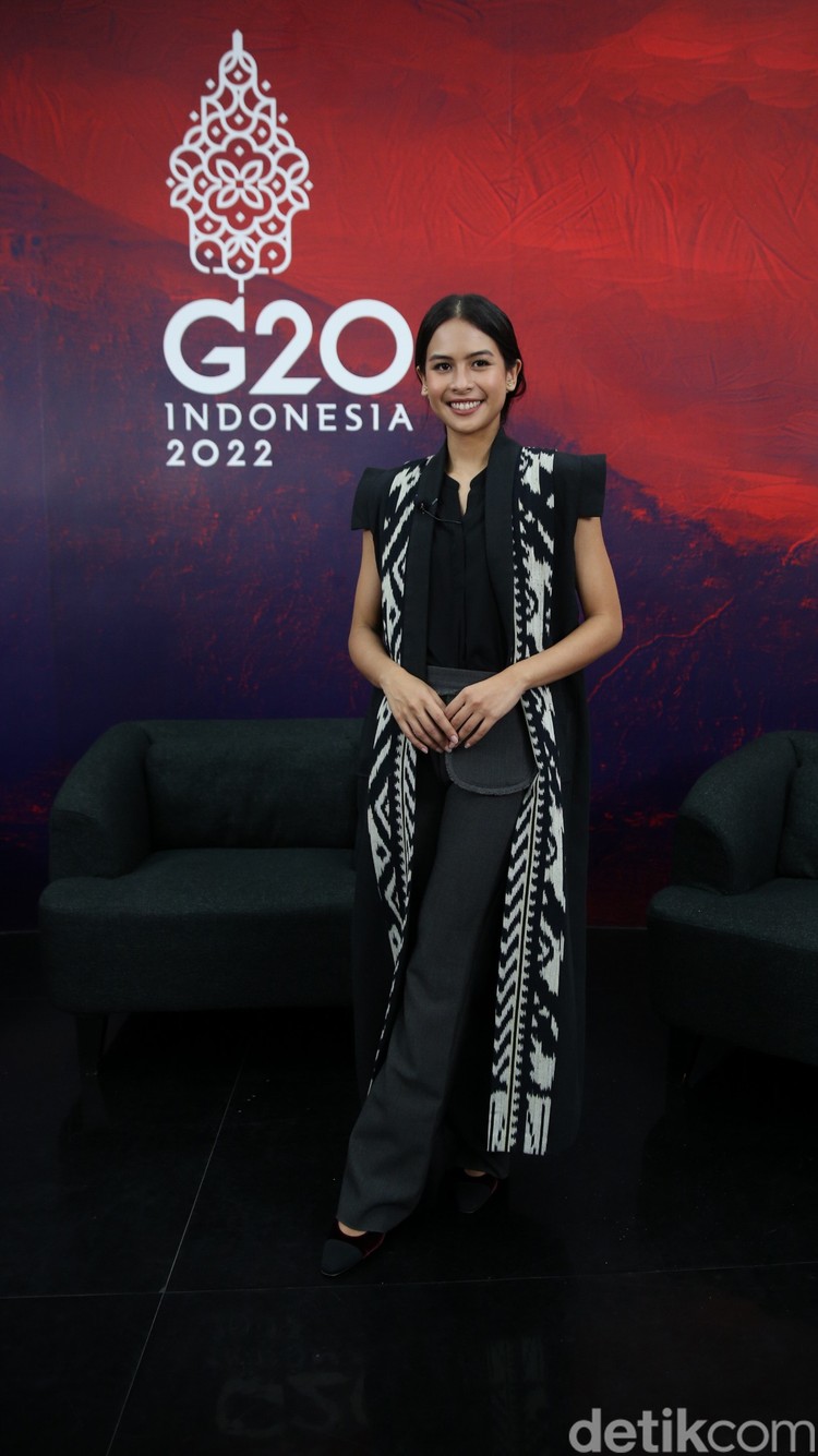 Juru Bicara Pemerintah untuk Presidensi G20 Maudy Ayunda bersama Juru Bicara Kementerian Komunikasi dan Informatika Dedy Permadi memberikan keterangan saat konferensi pers di Kantor Kementerian Komunikasi dan Informatika, Jakarta, Kamis (7/4/2022). Dalam konferensi pers tersebut Kominfo memperkenalkan Maudy Ayunda sebagai Juru Bicara Pemerintah untuk Presidensi G20.