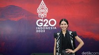 Juru Bicara Pemerintah untuk Presidensi G20 Maudy Ayunda bersama Juru Bicara Kementerian Komunikasi dan Informatika Dedy Permadi memberikan keterangan saat konferensi pers di Kantor Kementerian Komunikasi dan Informatika, Jakarta, Kamis (7/4/2022). Dalam konferensi pers tersebut Kominfo memperkenalkan Maudy Ayunda sebagai Juru Bicara Pemerintah untuk Presidensi G20.