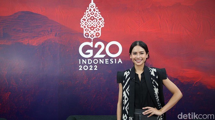 Juru Bicara Pemerintah untuk Presidensi G20 Maudy Ayunda bersama Juru Bicara Kementerian Komunikasi dan Informatika Dedy Permadi memberikan keterangan saat konferensi pers di Kantor Kementerian Komunikasi dan Informatika, Jakarta, Kamis (7/4/2022). Dalam konferensi pers tersebut Kominfo memperkenalkan Maudy Ayunda sebagai Juru Bicara Pemerintah untuk Presidensi G20.