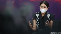 Juru Bicara Pemerintah untuk Presidensi G20 Maudy Ayunda bersama Juru Bicara Kementerian Komunikasi dan Informatika Dedy Permadi memberikan keterangan saat konferensi pers di Kantor Kementerian Komunikasi dan Informatika, Jakarta, Kamis (7/4/2022). Dalam konferensi pers tersebut Kominfo memperkenalkan Maudy Ayunda sebagai Juru Bicara Pemerintah untuk Presidensi G20.