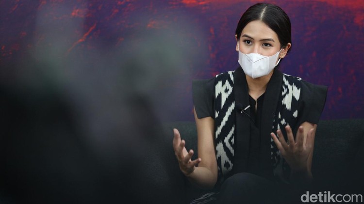 Juru Bicara Pemerintah untuk Presidensi G20 Maudy Ayunda bersama Juru Bicara Kementerian Komunikasi dan Informatika Dedy Permadi memberikan keterangan saat konferensi pers di Kantor Kementerian Komunikasi dan Informatika, Jakarta, Kamis (7/4/2022). Dalam konferensi pers tersebut Kominfo memperkenalkan Maudy Ayunda sebagai Juru Bicara Pemerintah untuk Presidensi G20.